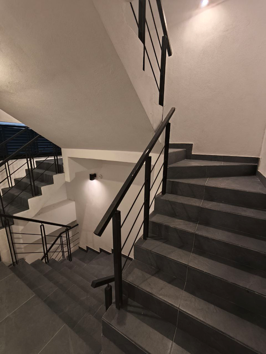 Vista de escaleras y circulaciones interiores