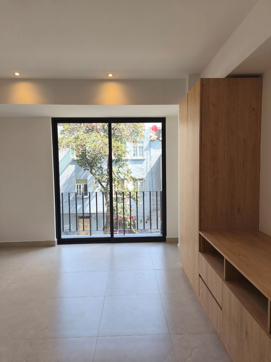 Interior con balcón